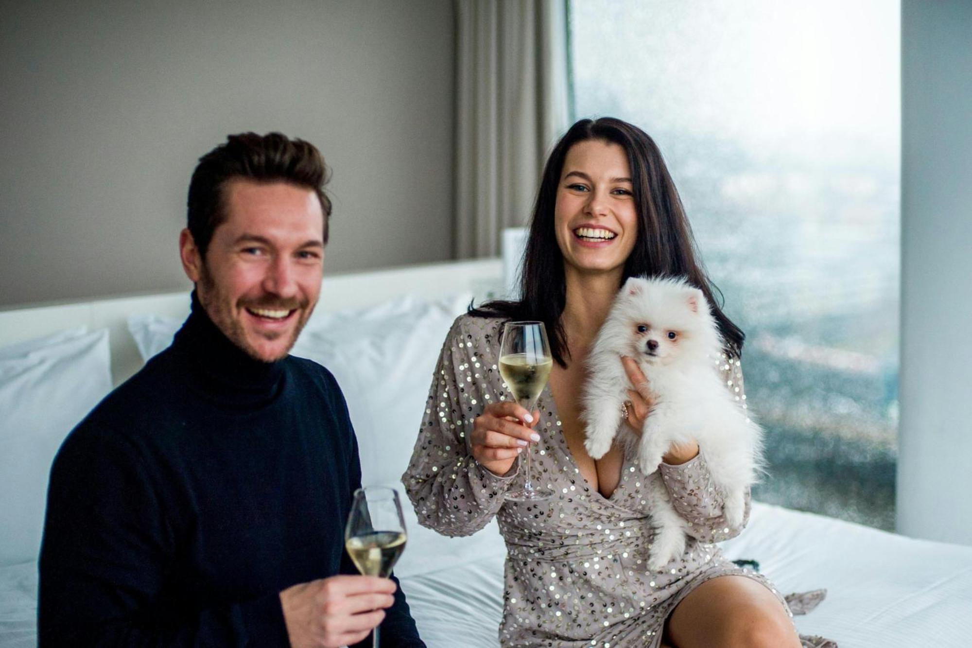 מלון The Westin Hamburg Elbphilharmonie מראה חיצוני תמונה A couple with a dog