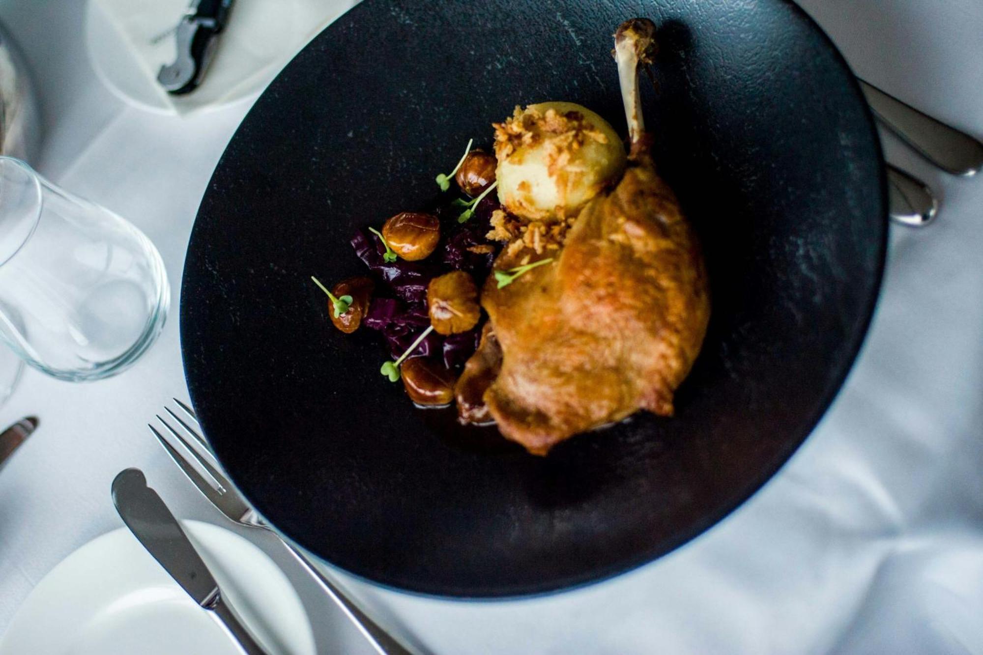 מלון The Westin Hamburg Elbphilharmonie מראה חיצוני תמונה A duck confit prepared with a red wine sauce
