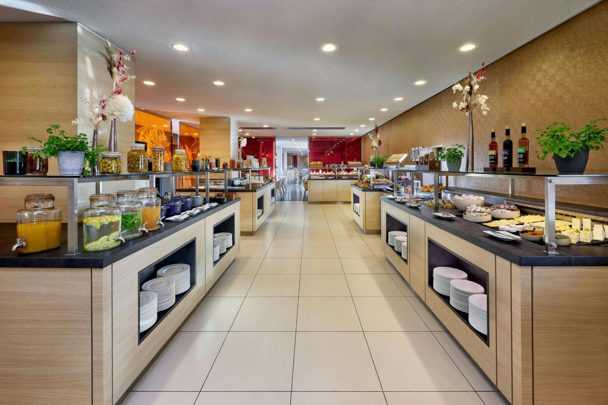 מלון The Westin Hamburg Elbphilharmonie מראה חיצוני תמונה A buffet at a hotel